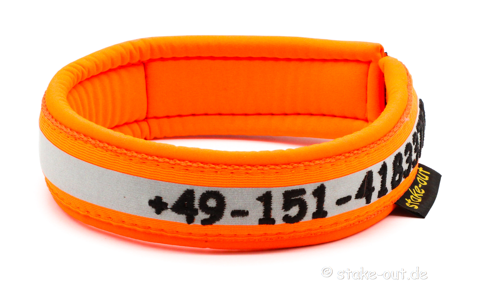 oranges reflektierendes hundehalsband mit grauem reflexstreifen und schwarzer telefonnummer auf weißem hintergrund