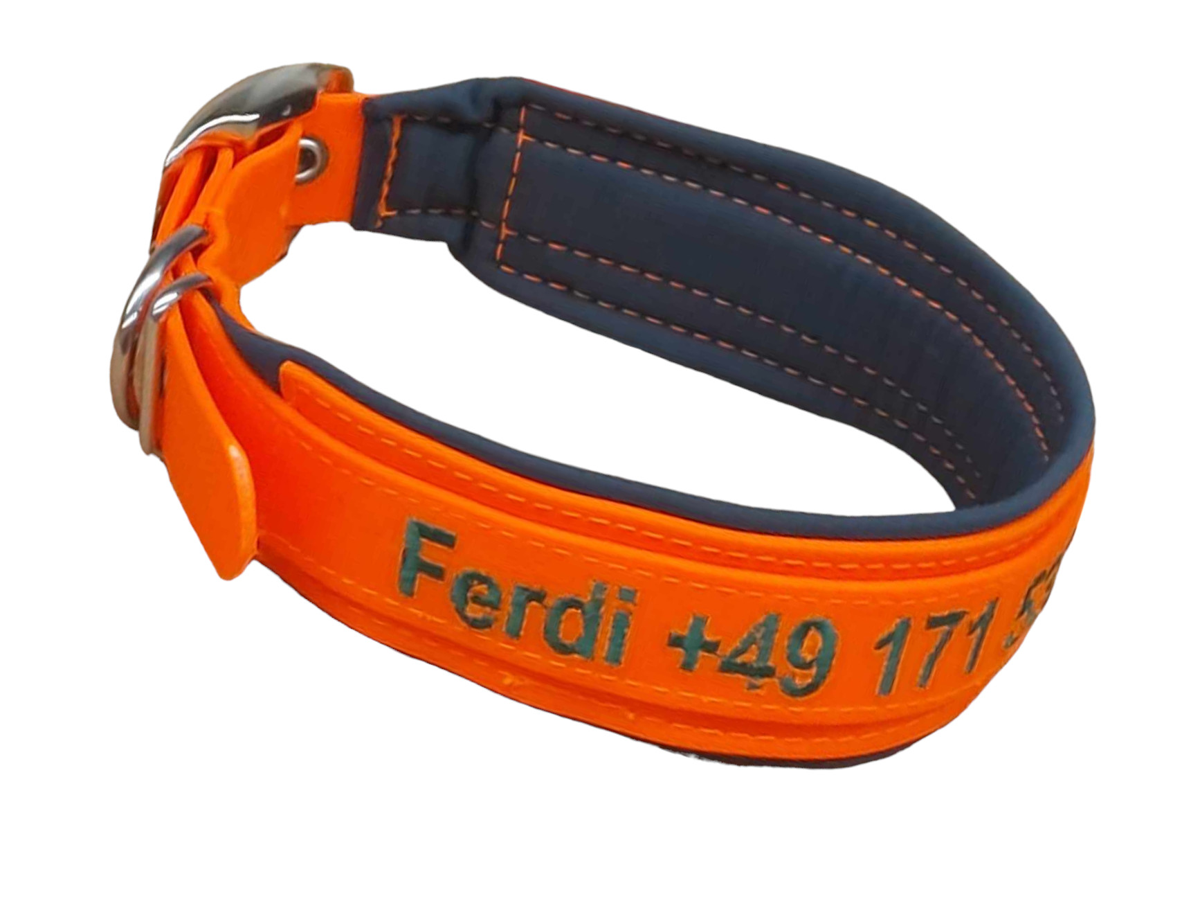 Besticktes Biothane-Hundehalsband in Orange/Schwarz mit Softshell-Polsterung und Gürtelschnalle