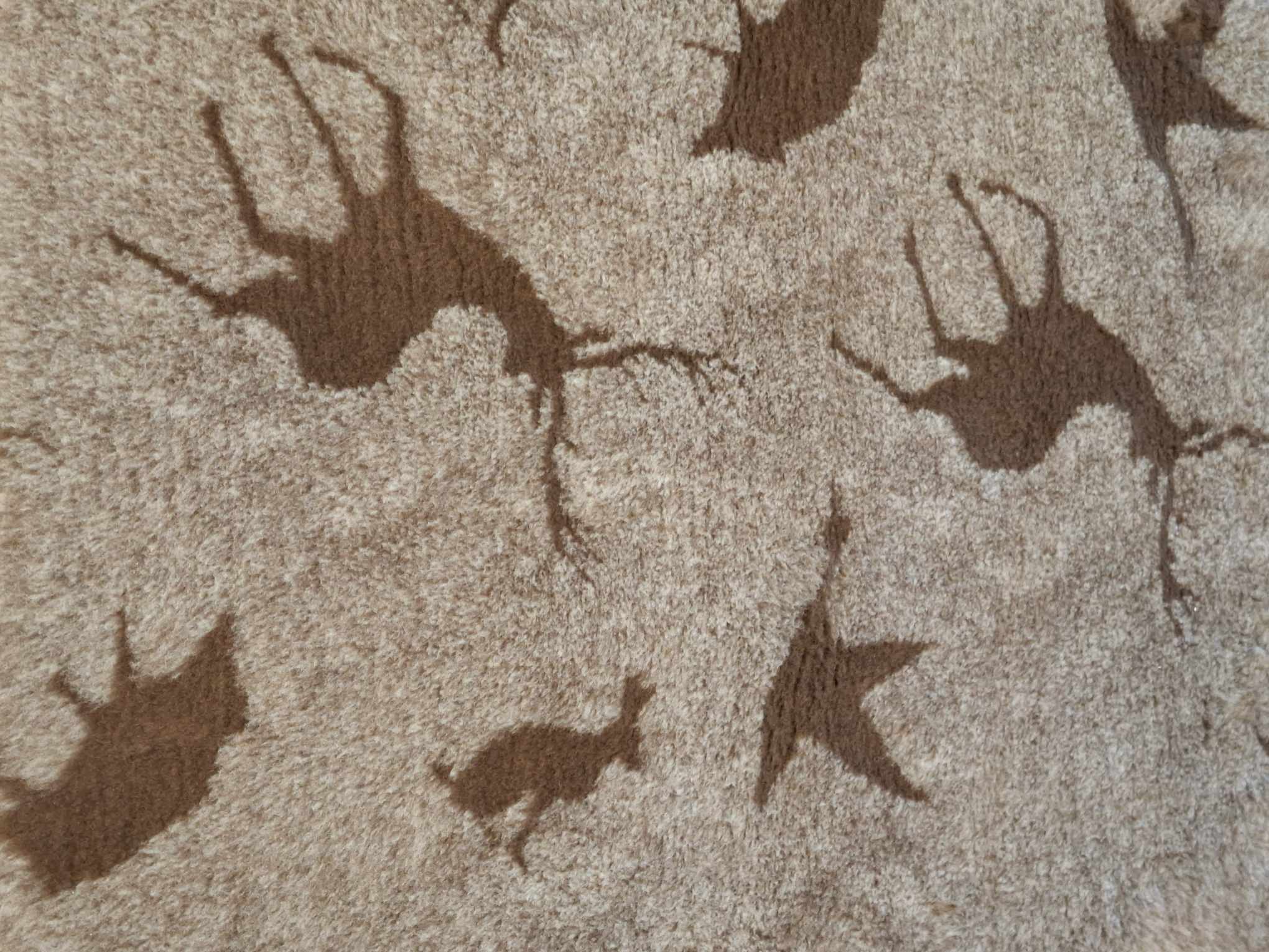 Vetbed Jagd in Braun mit Hirsch- und Wildtiermotiv – kuschelige, rutschfeste Hundedecke für Jagdhunde und Naturliebhaber