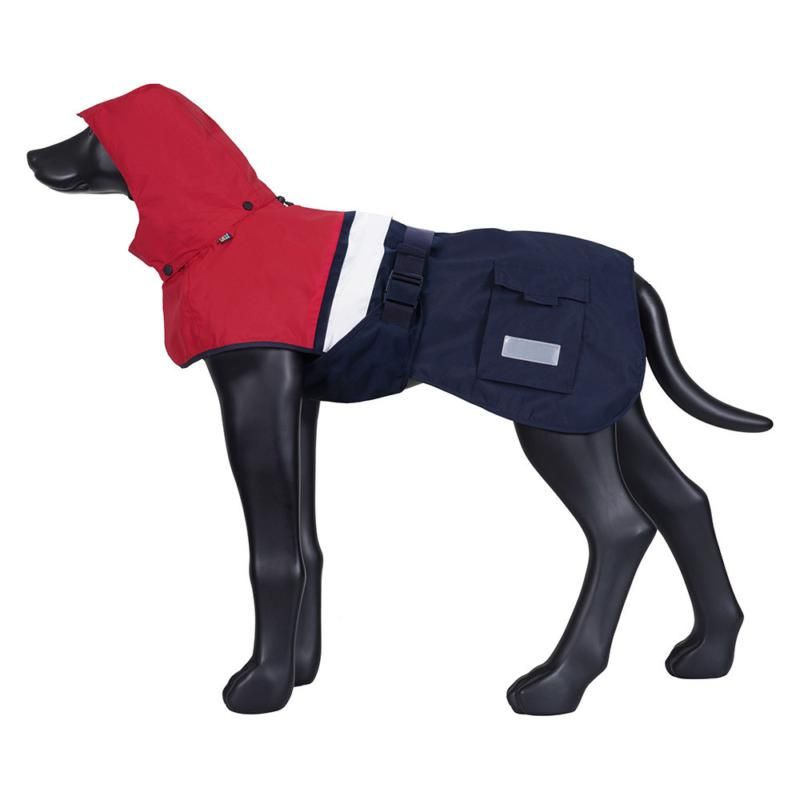Hund trägt den Rukka Pets Regenmantel Wavy in Rot und Navy, winddicht und angenehm zu tragen bei nassem Wetter.