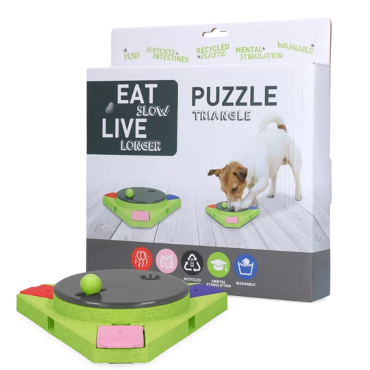 Eat Slow Live Longer Puzzle Triangle – dreieckiges Intelligenzspielzeug für Hunde in Grün mit drehbarer Scheibe und farbigen Fächern, abgebildet mit Verpackung und Hund beim Spielen.