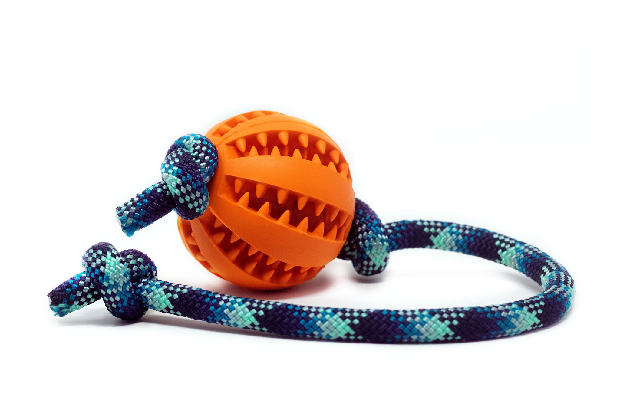 Orangefarbener Ball am robusten Tau in Blau und Türkis – langlebiges Hundespielzeug für Wurfspiele und Zahnpflege