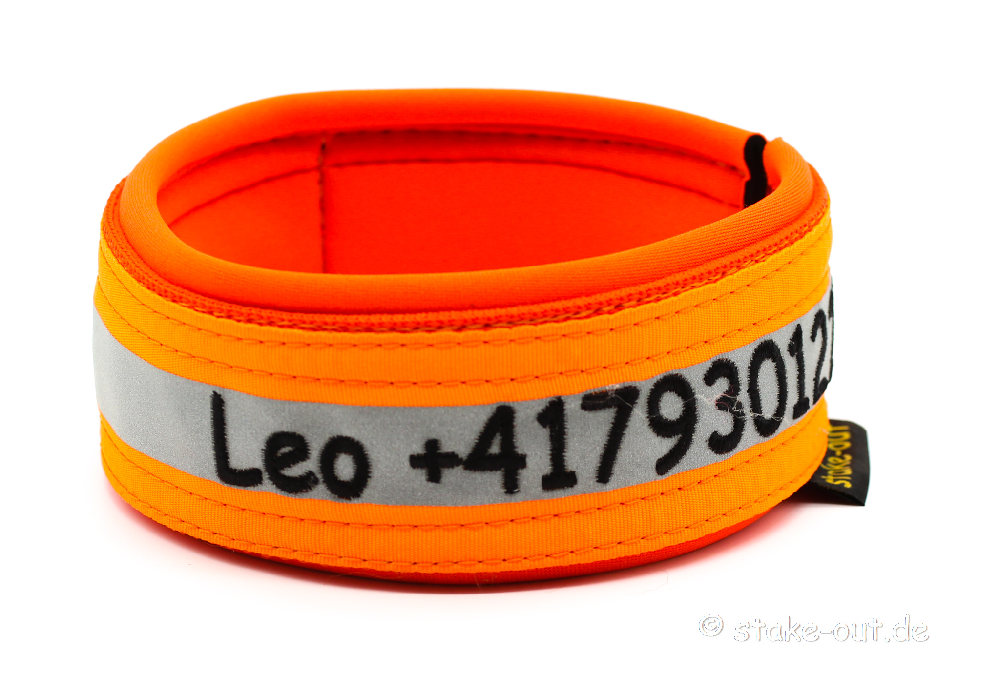 oranges reflektierendes hundehalsband mit kontaktaufdruck auf weißem hintergrund