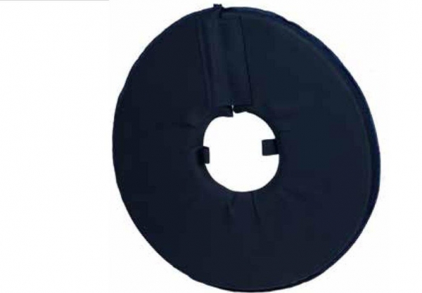 Weicher Schutzkragen für Hunde in Dunkelblau, flach liegend in runder Form mit verstellbarem Verschluss.