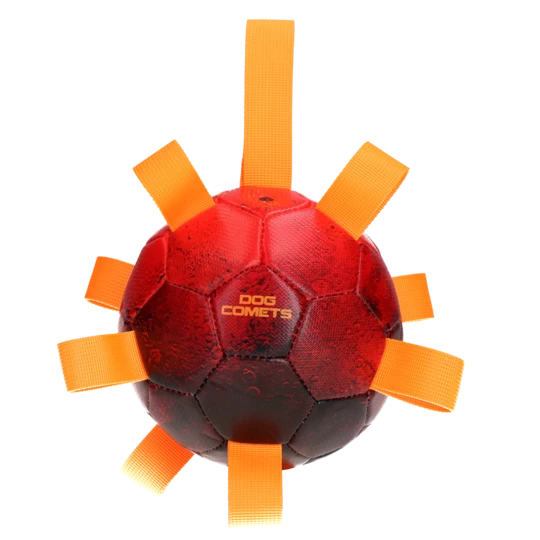 Roter Dog Comets Hypernova Hundeball mit orangefarbenen Stofflaschen vor weißem Hintergrund, freigestelltes Produktfoto.