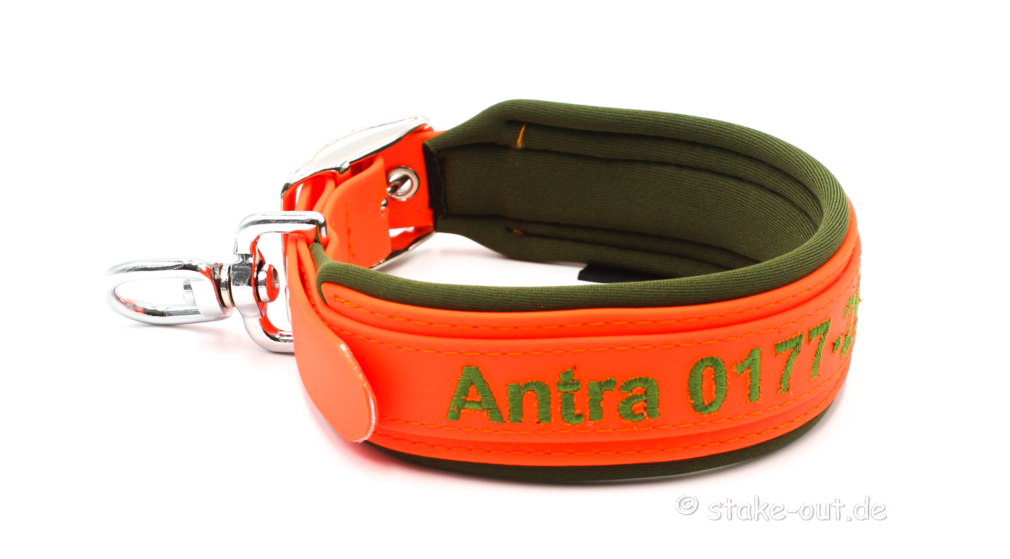 Stake-Out Halsband aus orangefarbener Biothane mit olivgrünem Neoprenpolster und besticktem Namen in Grün, individuell personalisierbares und robustes Hundehalsband