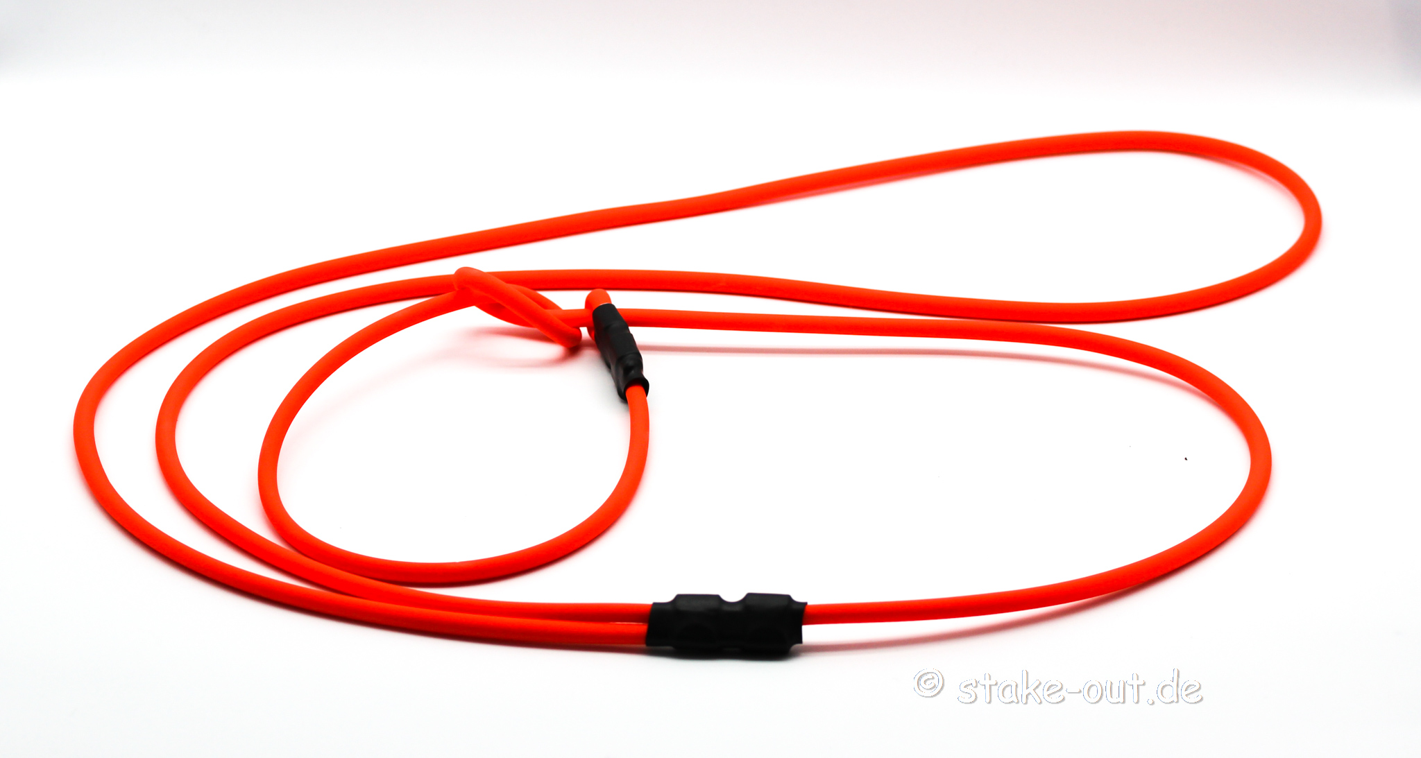 Leuchtend orange Retrieverleine aus Biothane von Stake-Out mit schwarzer Verbindung, robust und wetterfest für den Hundesport und Alltag