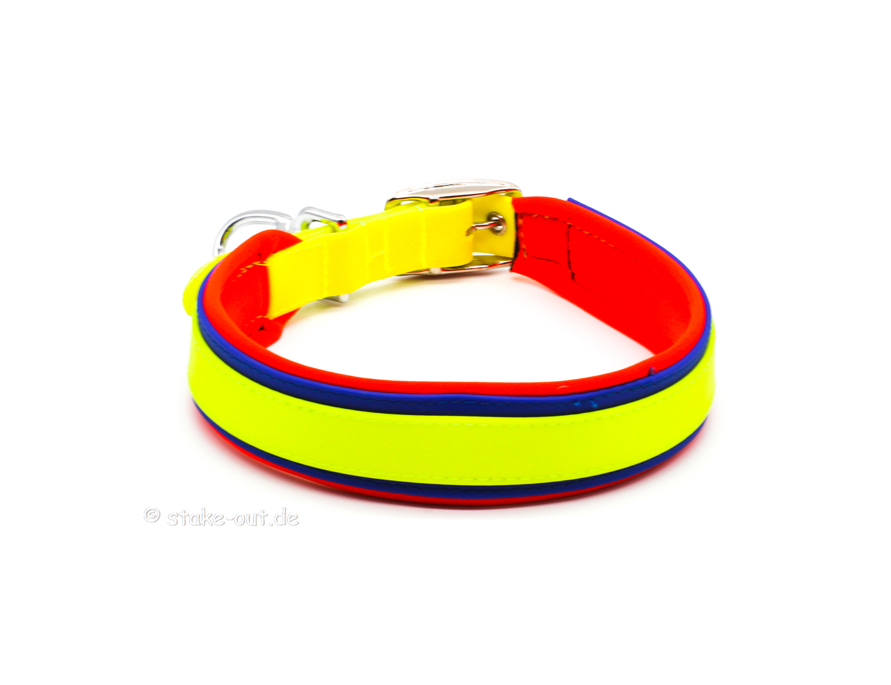 Robuste Softshell- und Biothane-Halsbänder – auf Wunsch mit Name oder Telefonnummer bestickbar. Handgefertigt in Deutschland, waschbar und langlebig.