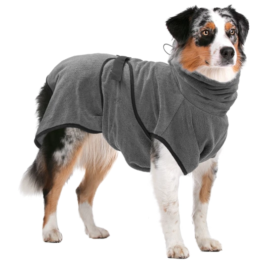 Australian Shepherd mit Royal Dry Bademantel in Grau, saugfähiger und weicher Hundemantel zum schnellen Trocknen nach dem Baden.