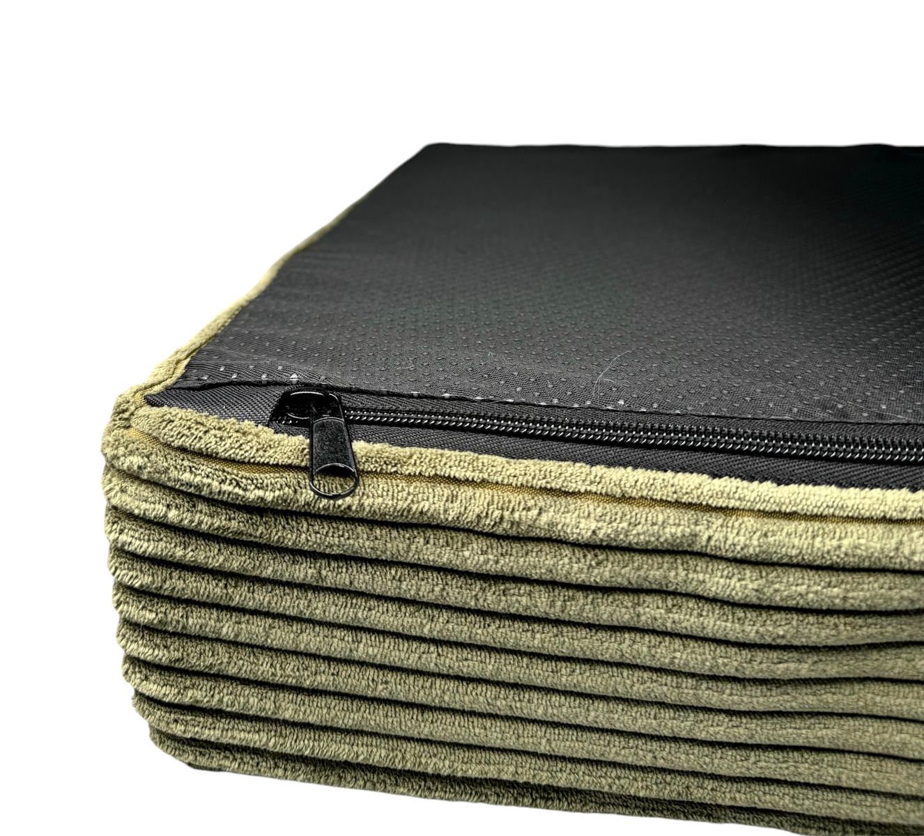 Detailansicht der orthopädischen Hundematte San Marino in Olivgrün mit rutschfester Unterseite und stabilem Reißverschluss