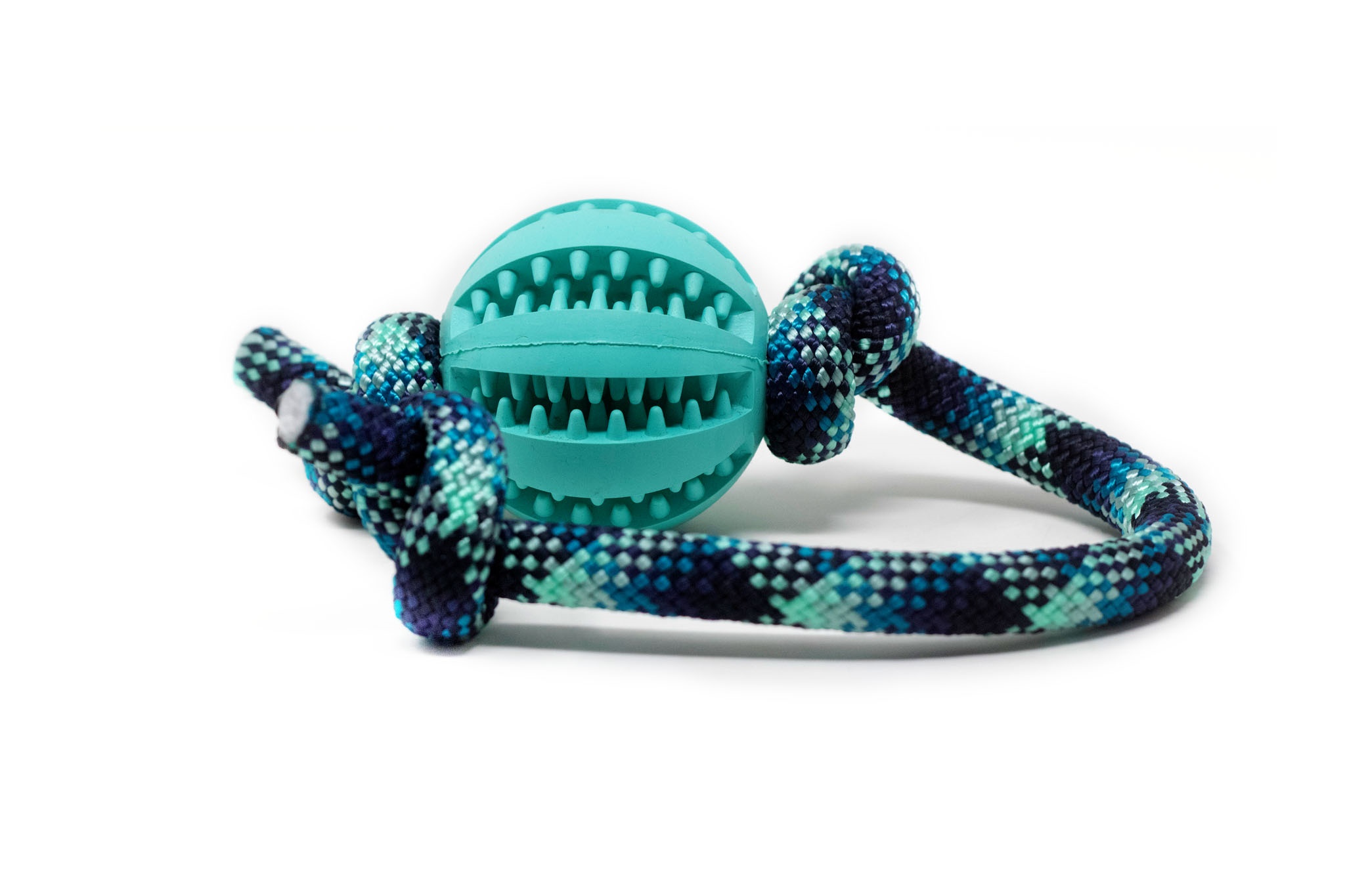 Türkiser Ball am robusten blau-türkisen Tau – strapazierfähiges Hundespielzeug für Zerrspiele und Zahnpflege