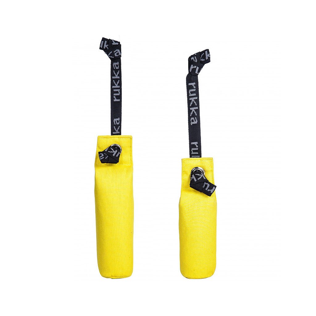 zwei gelbe rukka dummys mit schwarzen schlaufen auf weißem hintergrund