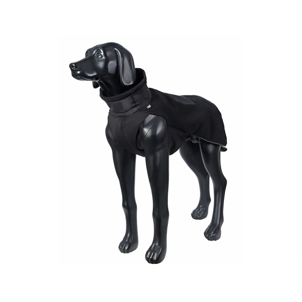 Hund trägt die Rukka Pets Lucky Fleece Jacket in Schwarz, Frontansicht mit Kragen und sportlichem Schnitt.