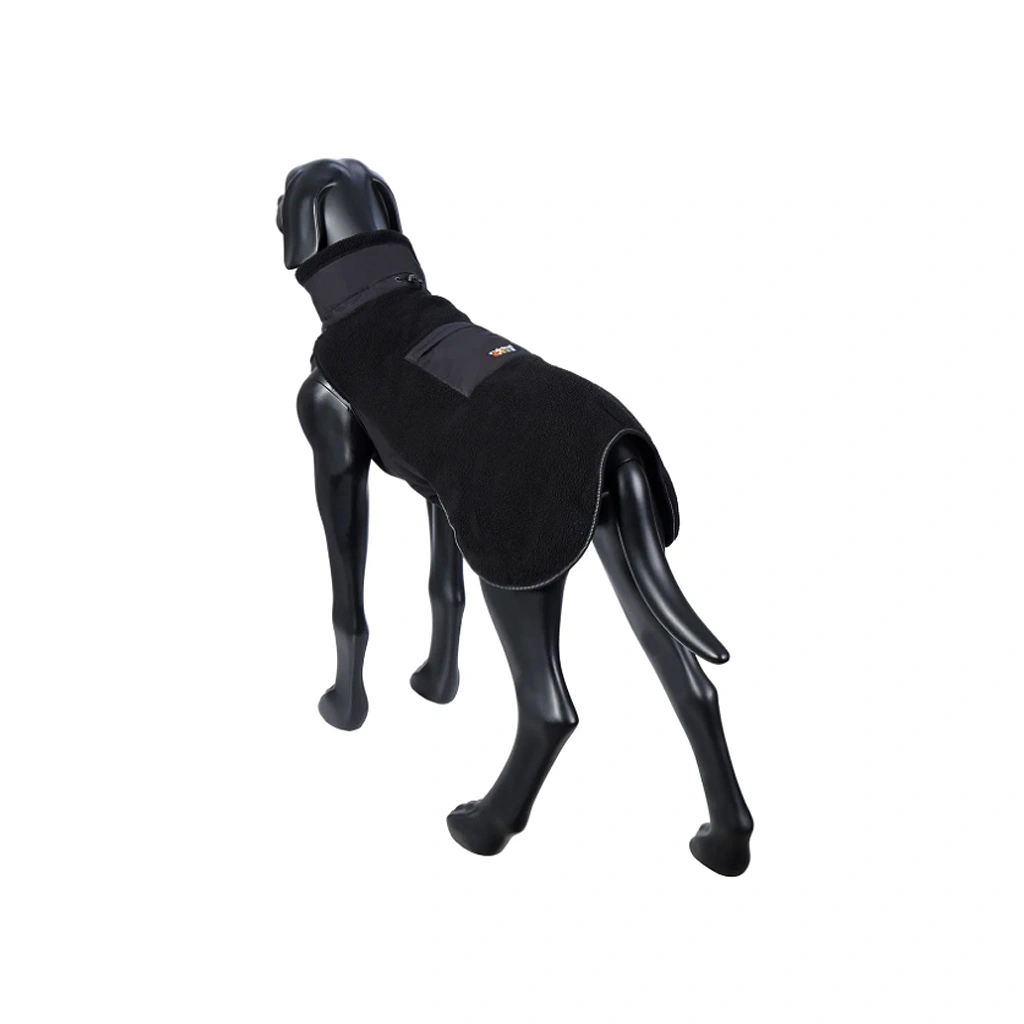 Rückansicht eines Hundes mit der Rukka Pets Lucky Fleece Jacket in Schwarz, warme Hundejacke für Herbst und Winter.