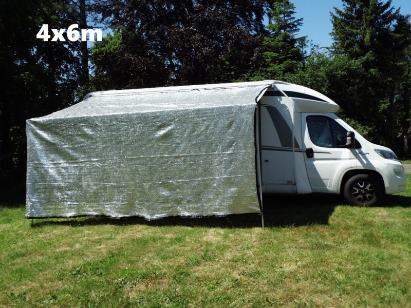 Aluminium Schattennetz 4 × 6 m von Hof Sonnenschein, als Sonnenschutz am Wohnmobil befestigt und über die Markise gespannt.