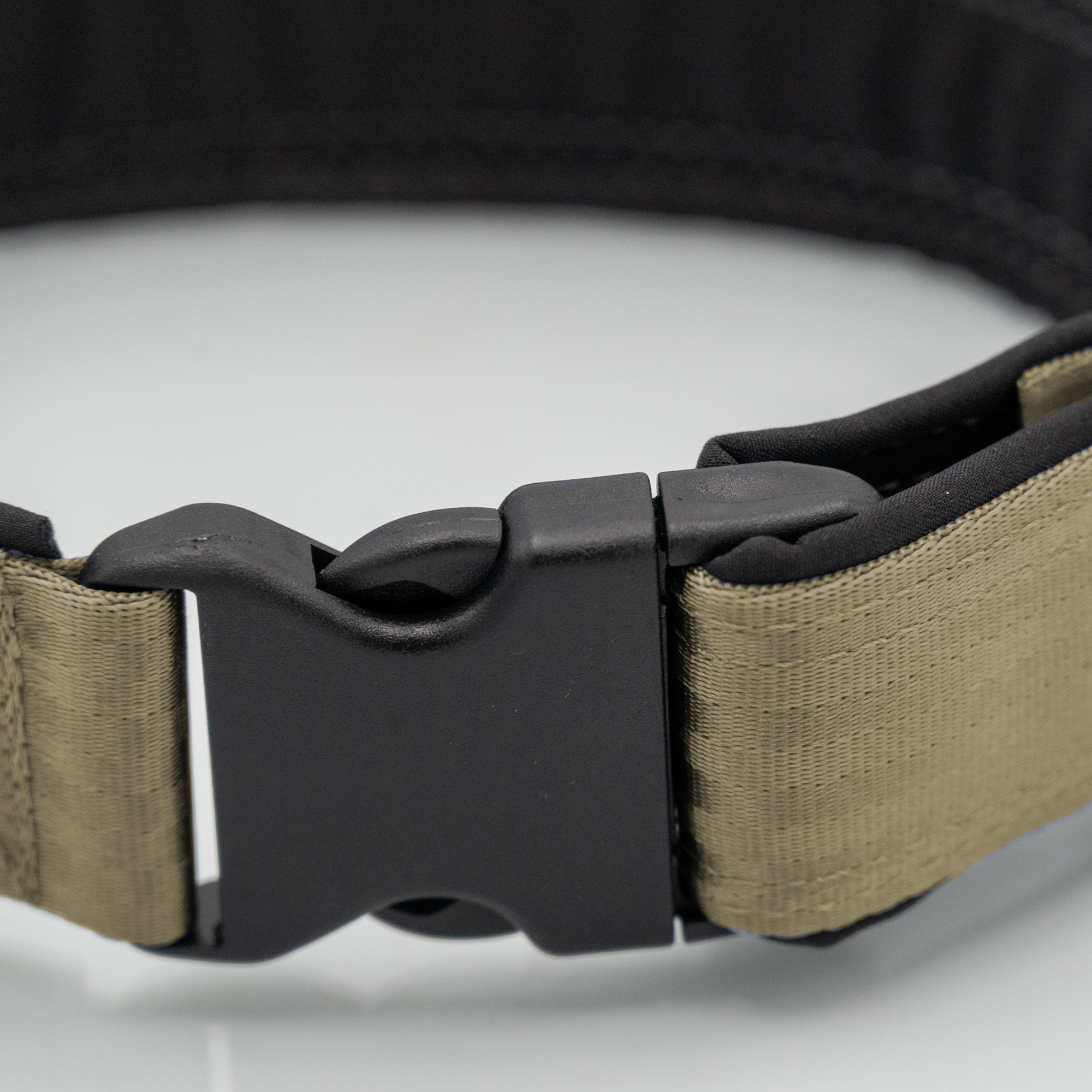 Sicherheitsgurt-Hundehalsband in Oliv/Schwarz mit Softshell-Polsterung und Steckschnalle