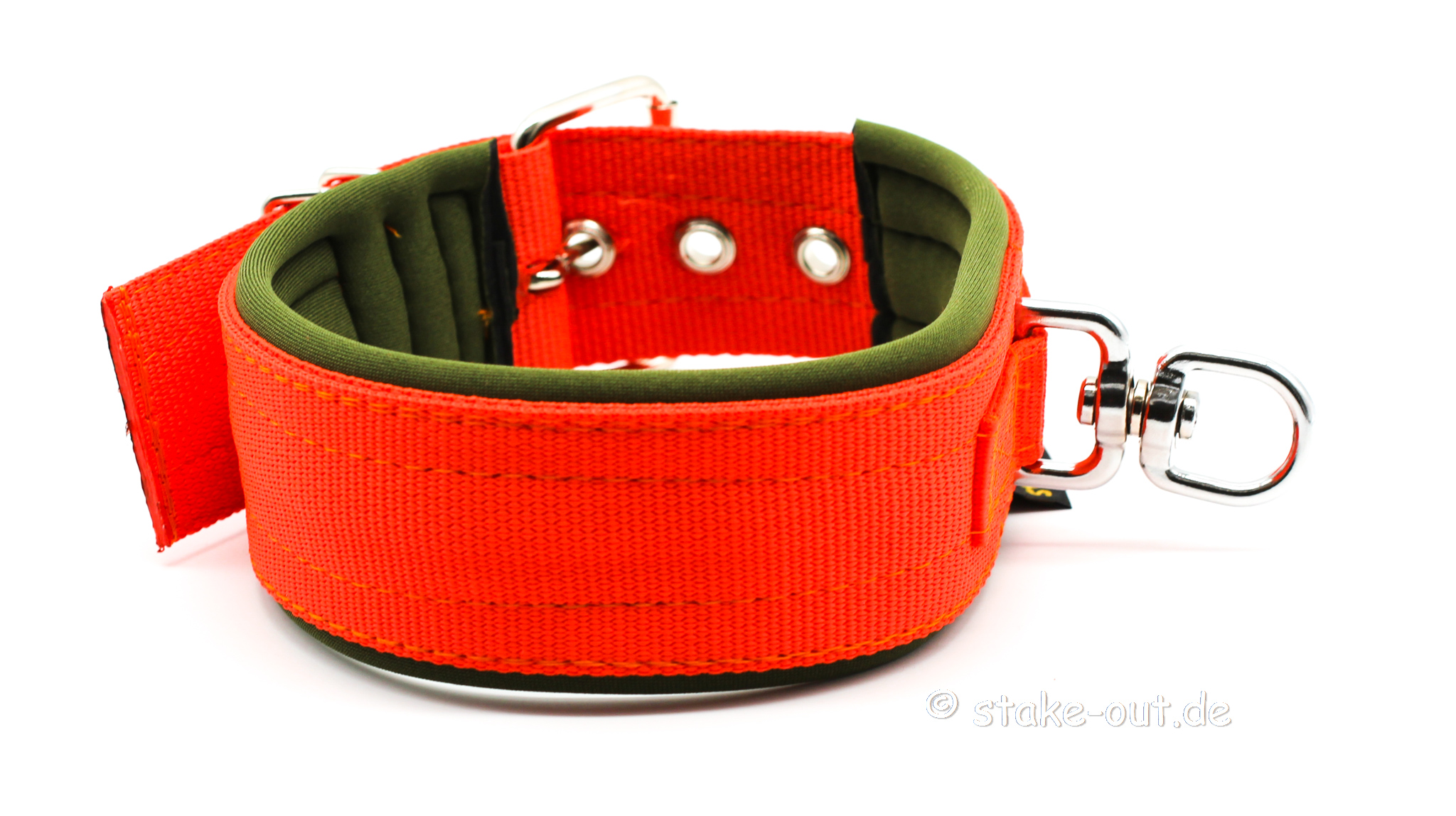 XL Premium Schweißhalsung in leuchtendem Orange mit grünem Innenfutter und Metallschließe auf weißem Hintergrund