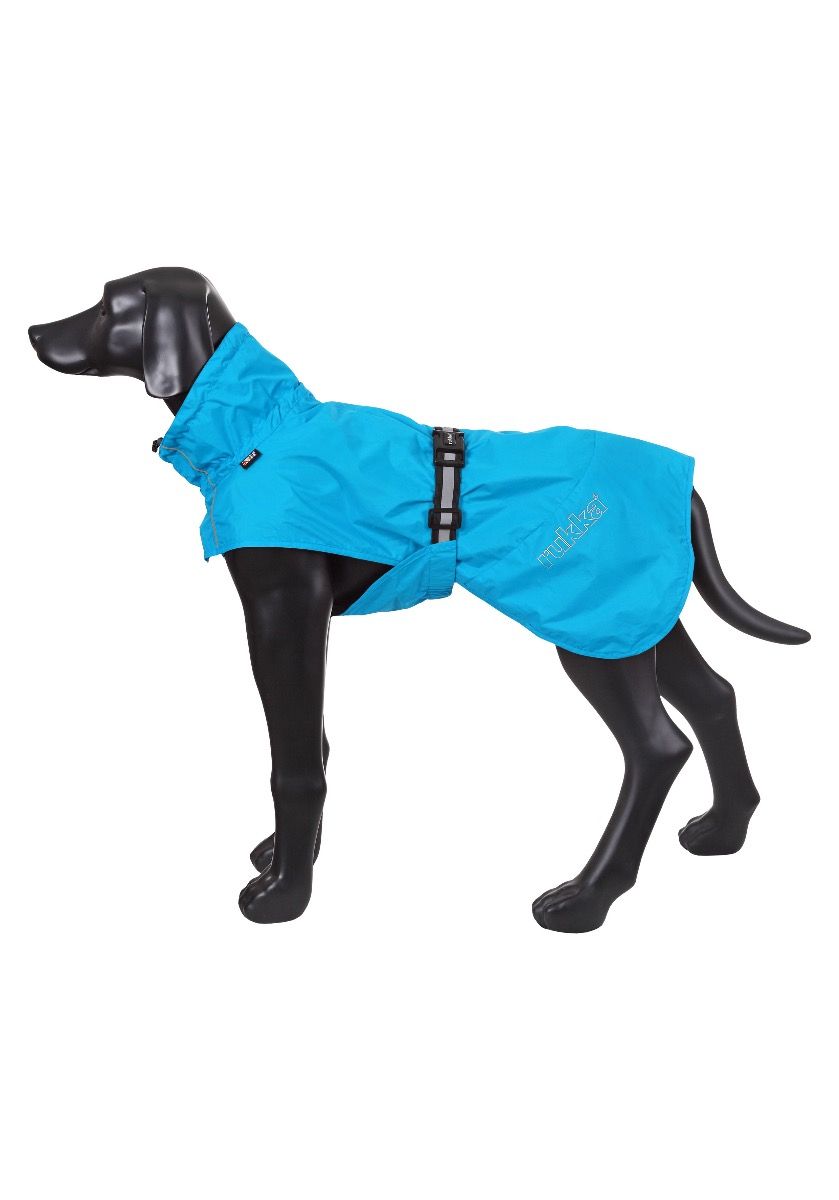 Hund trägt den RukkaPets Regenmantel Hase in Türkis, wetterfest und reflektierend, in seitlicher Frontansicht.