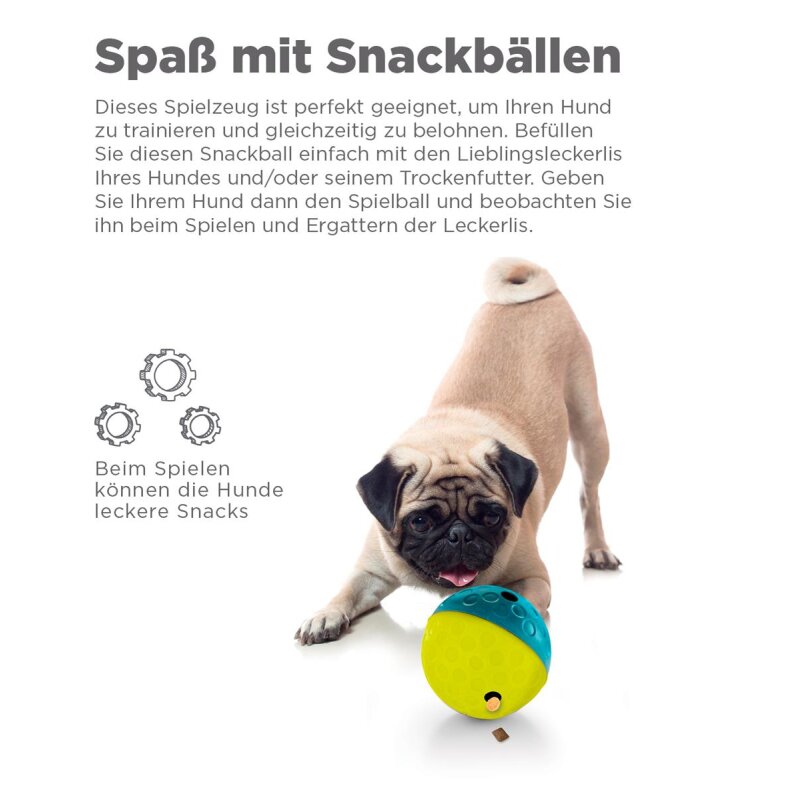 Mops spielt mit dem zweifarbigen Treat Tumble Snackball in Blau und Gelb, gefüllt mit Leckerlis – interaktives Hundespielzeug für Training und Belohnung mit Text „Spaß mit Snackbällen“.