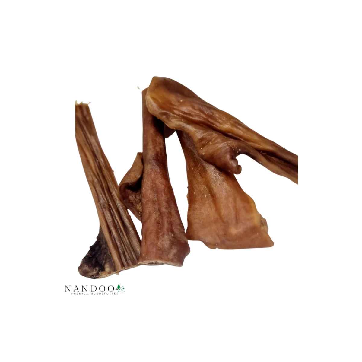 Mehrere getrocknete Rinderohren von Nandoo als natürlicher, proteinreicher Kauartikel für Hunde
