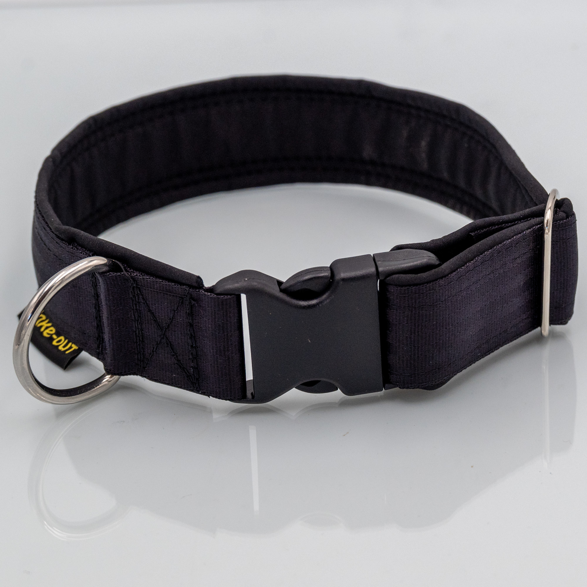 Sicherheitsgurt-Hundehalsband Schwarz/Schwarz mit Softshell-Polsterung – Detailansicht