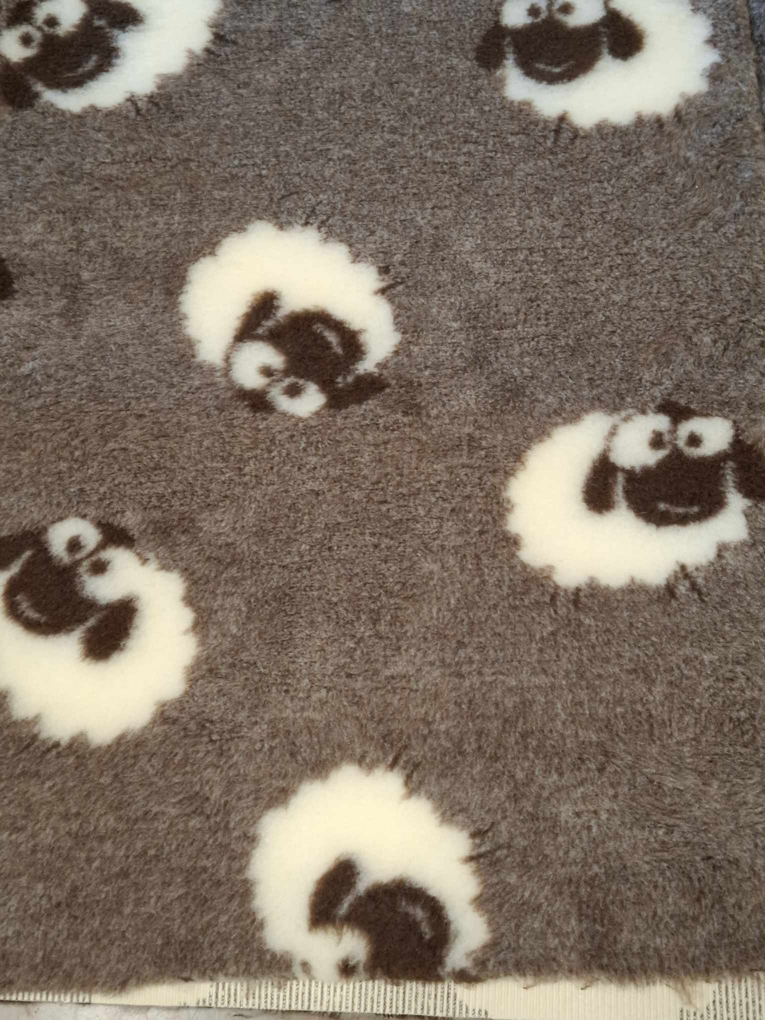 Vetbed Schaf in Braun mit fröhlichem Schafmotiv – weiche, rutschfeste Hundedecke aus kuscheligem Flor für warme Liegeplätze