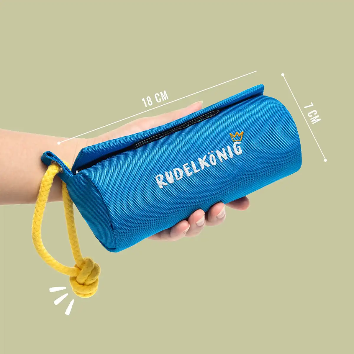 Rudelkönig Leckerlibeutel in Blau, geschlossen und in der Hand gehalten, mit eingezeichneten Maßangaben 18 cm × 7 cm.