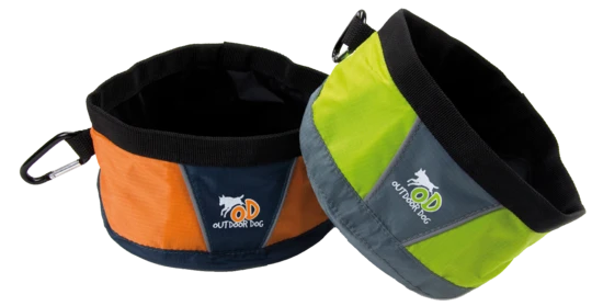 Zwei faltbare Outdoor Dog Reisenäpfe in Orange und Grün, ideal für Wasser und Futter unterwegs mit Hund.