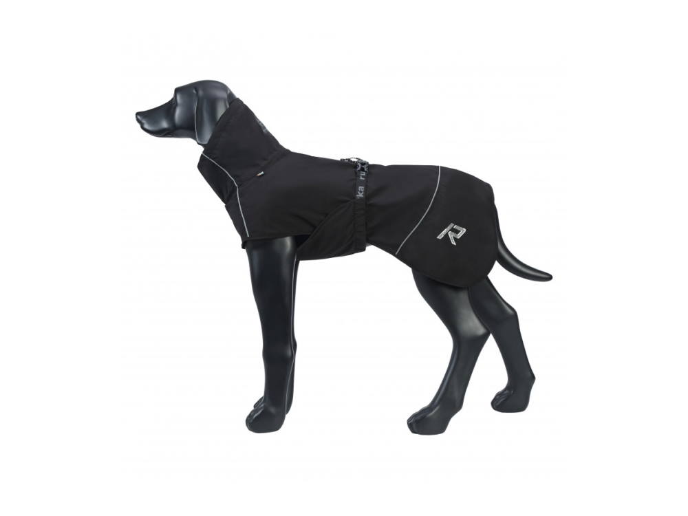 Hund trägt den schwarzen RukkaPets Regenmantel Hayton ECO in Seitenansicht, wasser- und winddicht mit reflektierenden Details.