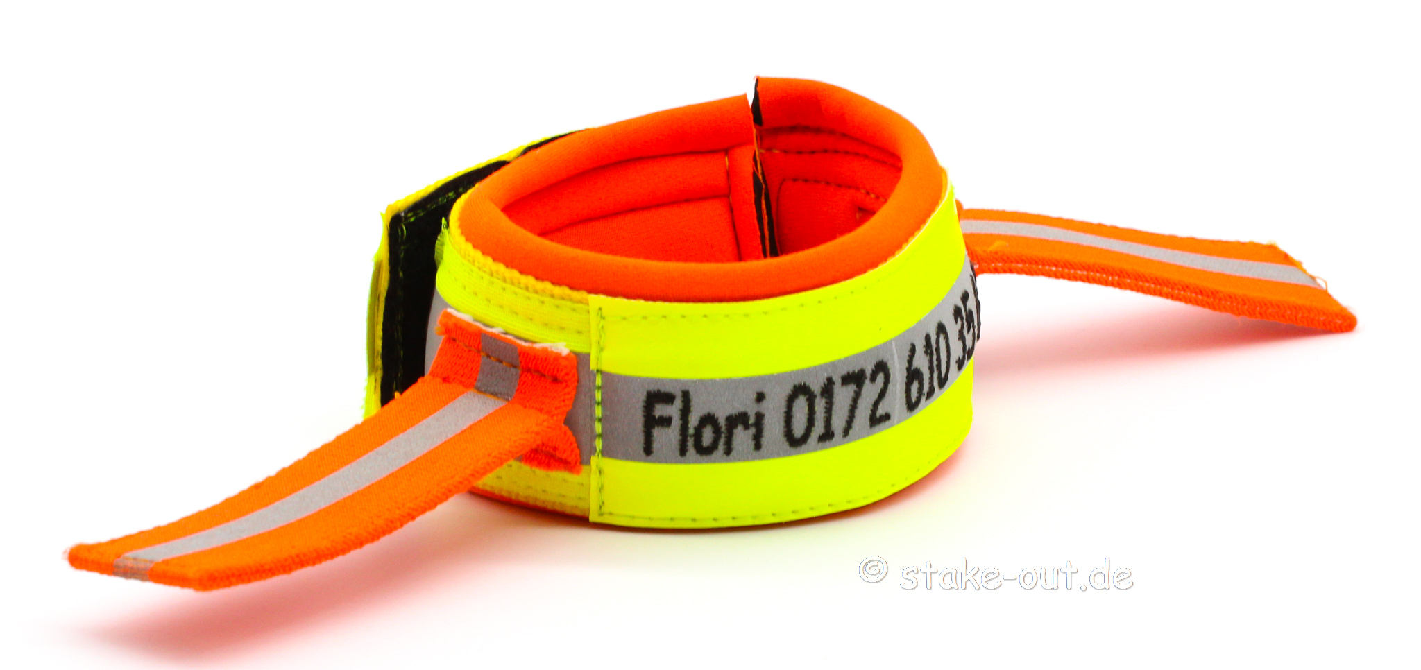 neonfarbenes reflektierendes hundehalsband in orange und gelb mit kontaktaufdruck auf weißem hintergrund