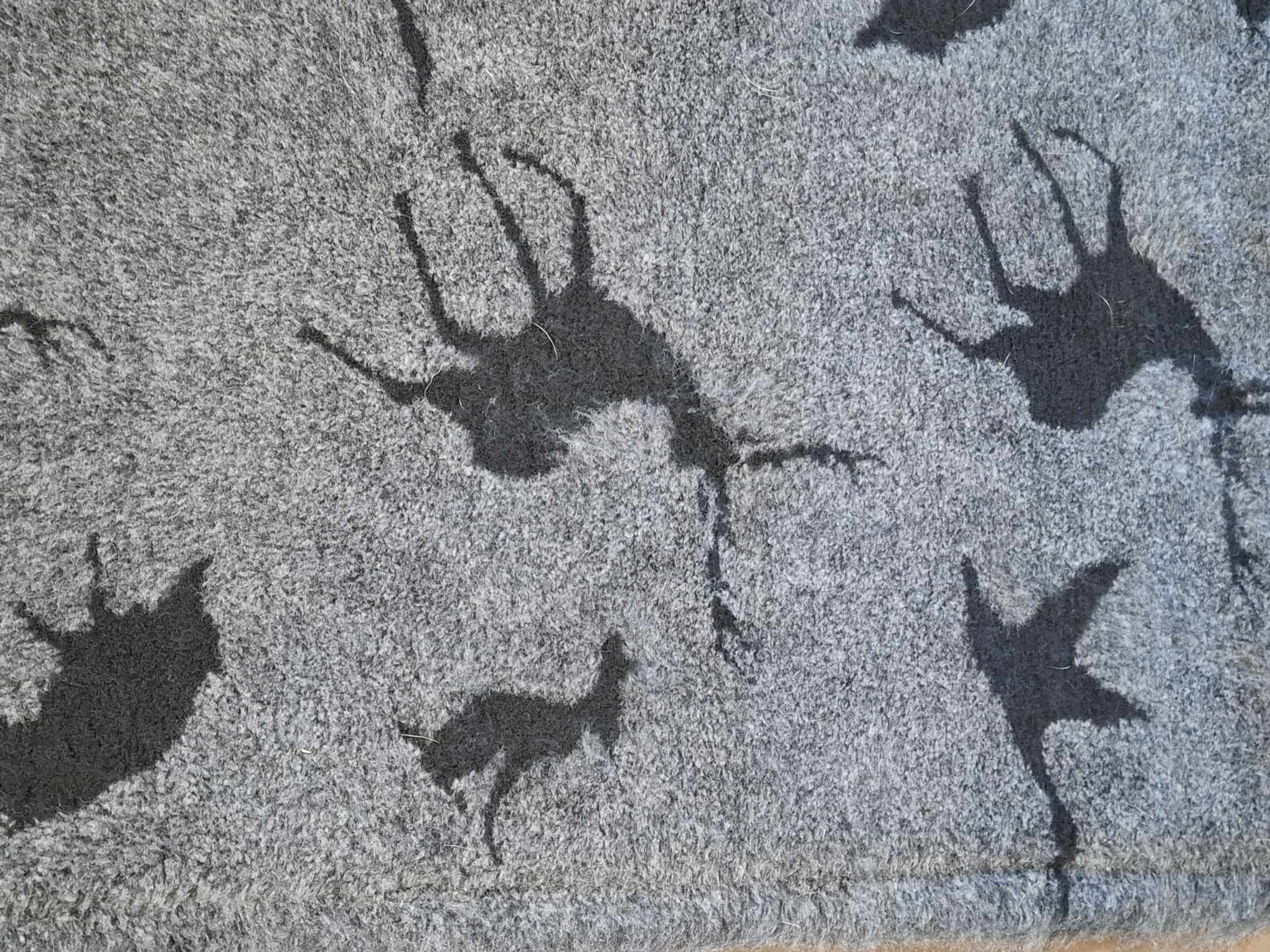 Vetbed Jagd in Grau mit Jagdmotiven – flauschige, rutschfeste Hundedecke mit Wildtierdesign, ideal für Jagdhunde und Outdoorfreunde