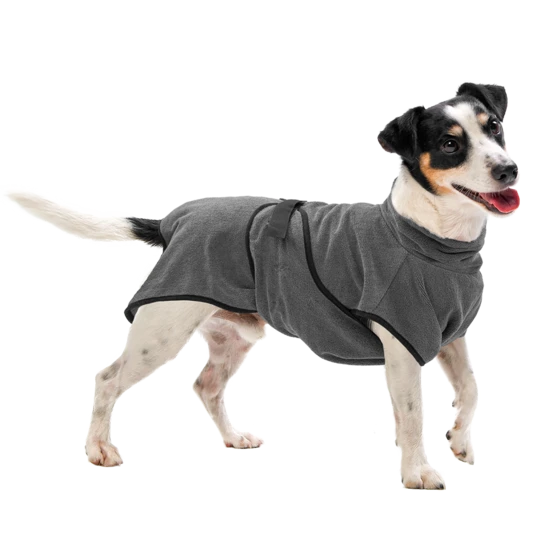 Hund trägt den Royal Dry Bademantel in Grau, saugfähiger und weicher Mantel zum schnellen Trocknen nach dem Baden.