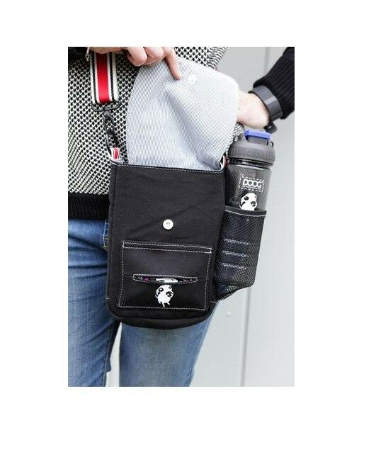 DOOG Walkie Bag in Schwarz, über der Schulter getragen, mit geöffneter Klappe und seitlicher Trinkflasche.