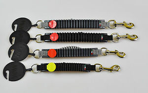 vier waw ruckdaempfer mit unterschiedlichen farbmarkierungen liegen nebeneinander