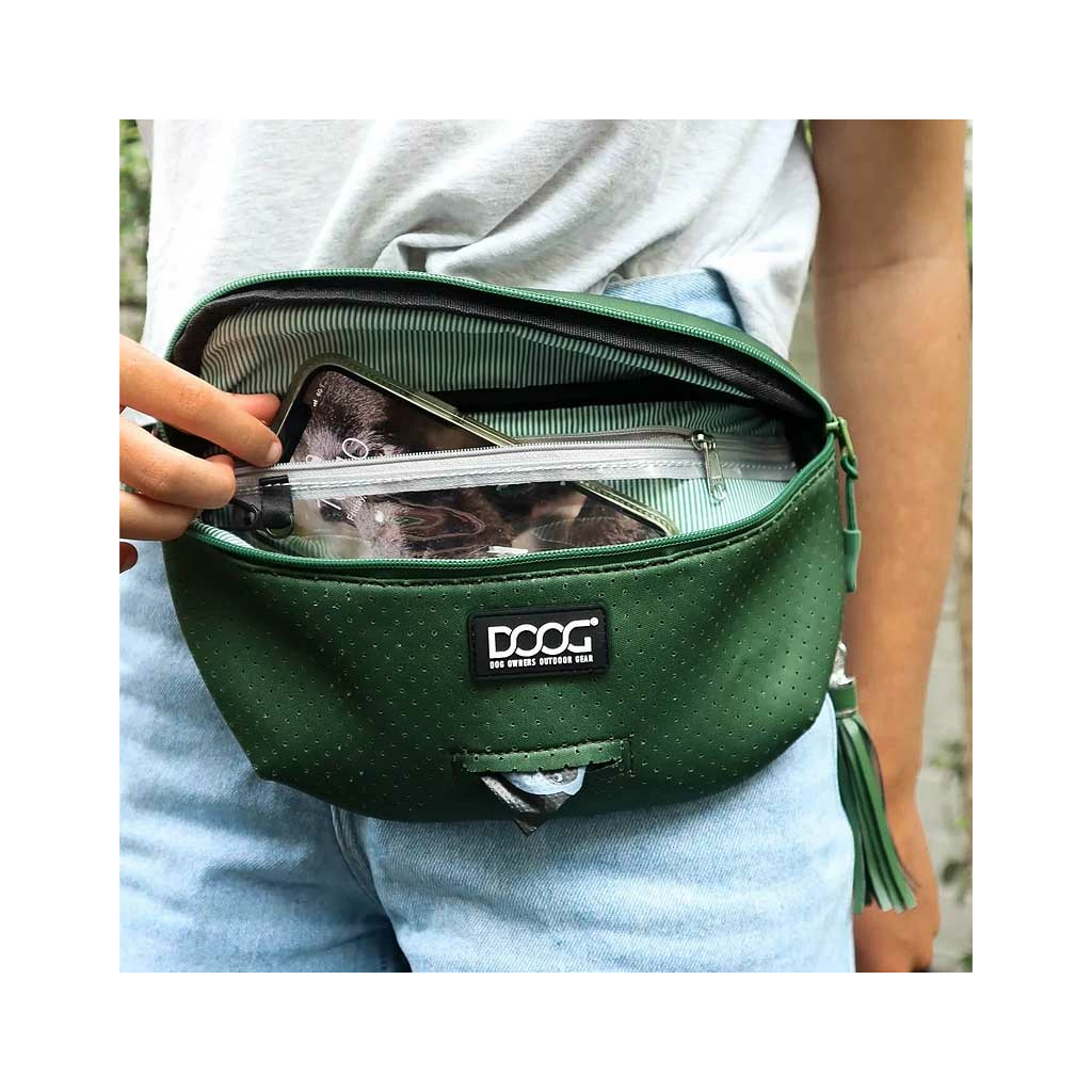 DOOG Gürteltasche in Grün mit geöffnetem Fach – praktische Tasche für Handy, Schlüssel und Hundezubehör