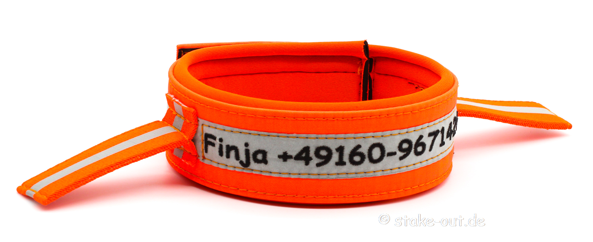 oranges reflektierendes hundehalsband mit kontaktaufdruck auf weißem hintergrund