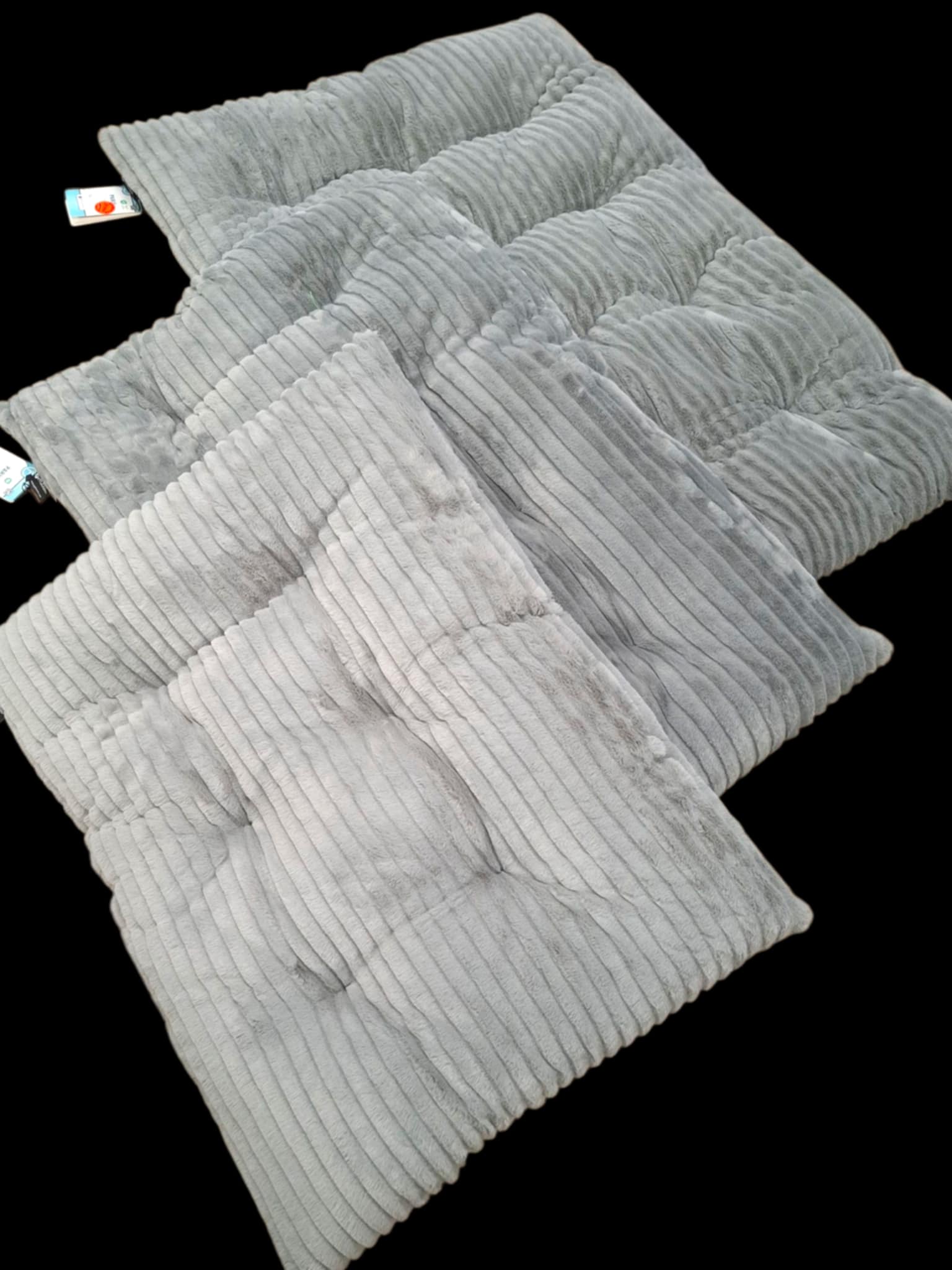 Mehrere weich gepolsterte Hundekissen PARIS aus grauem Cordstoff in verschiedenen Größen