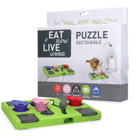 Eat Slow Live Longer Puzzle Rectangle – grünes Intelligenzspielzeug für Hunde mit bunten Hütchen und Schiebefächern, abgebildet mit Verpackung und Hund beim Spielen.