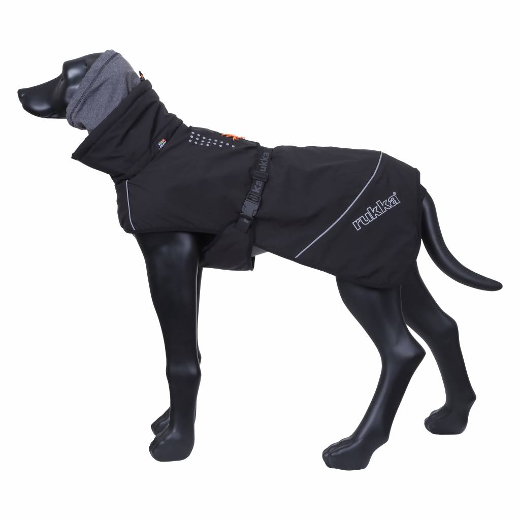 Seitliche Ansicht des Rukka Pets Hundewintermantel Warmup in Schwarz, ideal für Spaziergänge bei Wind und Kälte.
