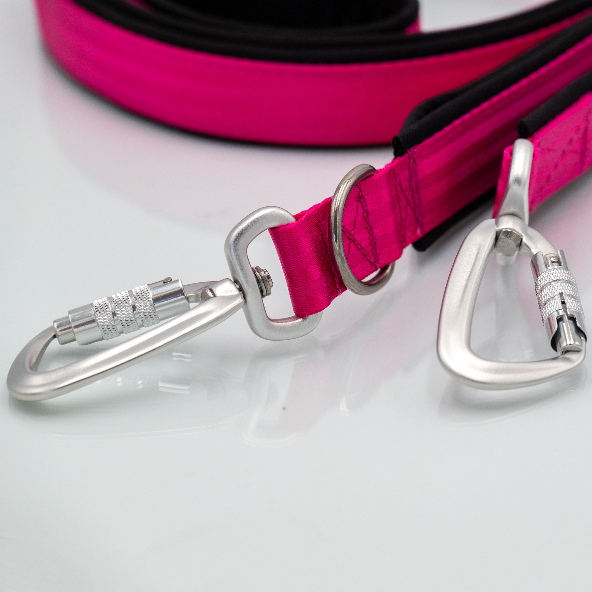 Detailaufnahme: Softshell-Naht und Karabiner der Sicherheitsgurt-Führleine in Pink