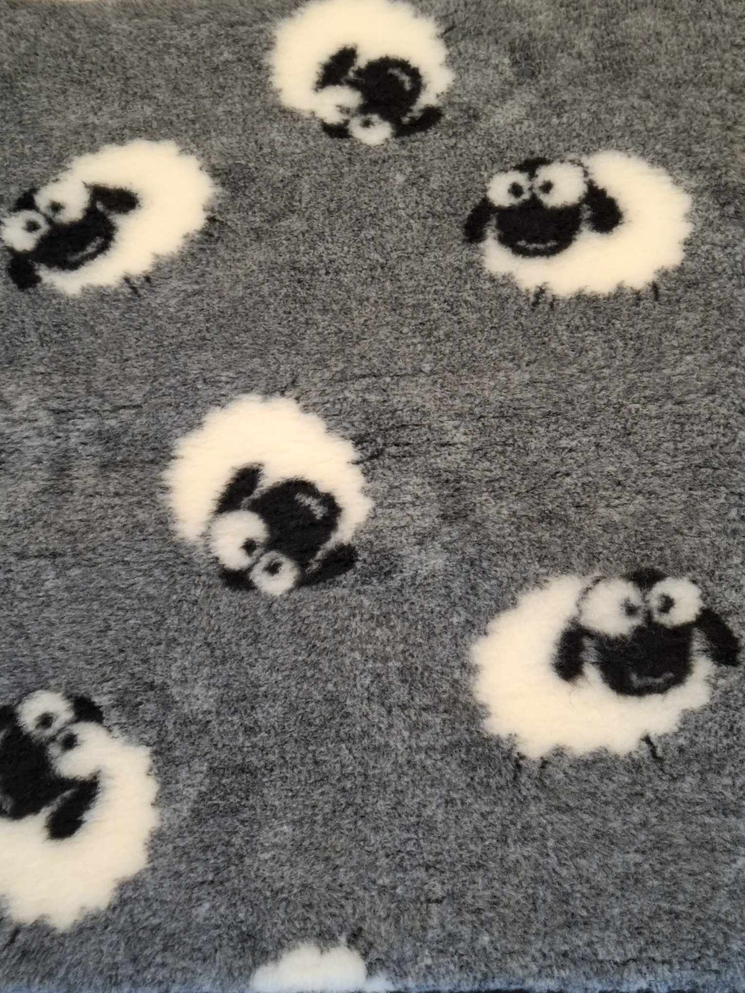 Vetbed Schaf in Grau mit weißen Schafmotiven – flauschige, hygienische Hundedecke mit Anti-Rutsch-Unterseite und wärmendem Flor