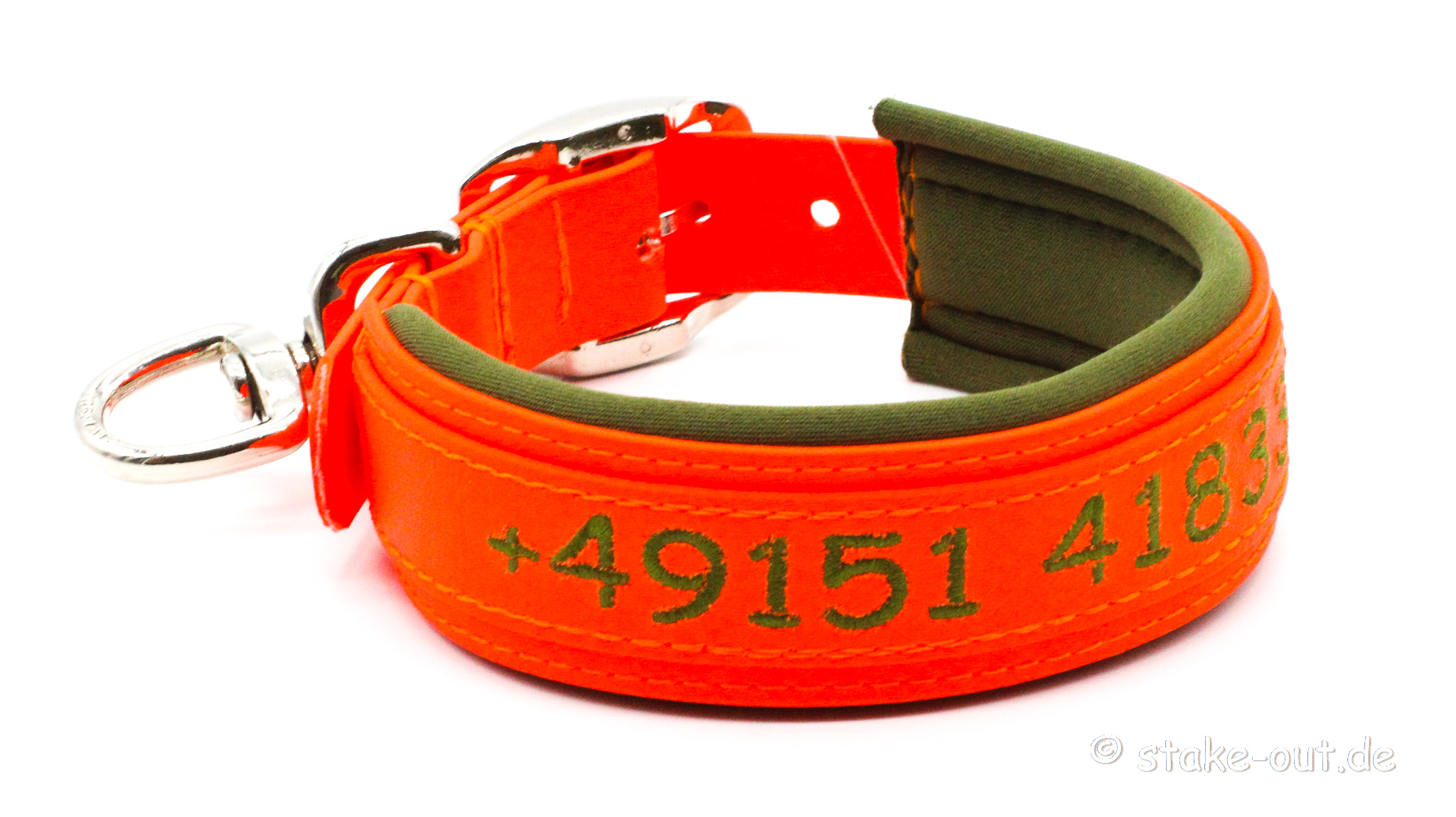 Stake-Out Halsband aus orangefarbener Biothane mit olivgrünem Neoprenpolster und bestickter Telefonnummer in Grün, strapazierfähiges und personalisierbares Hundehalsband
