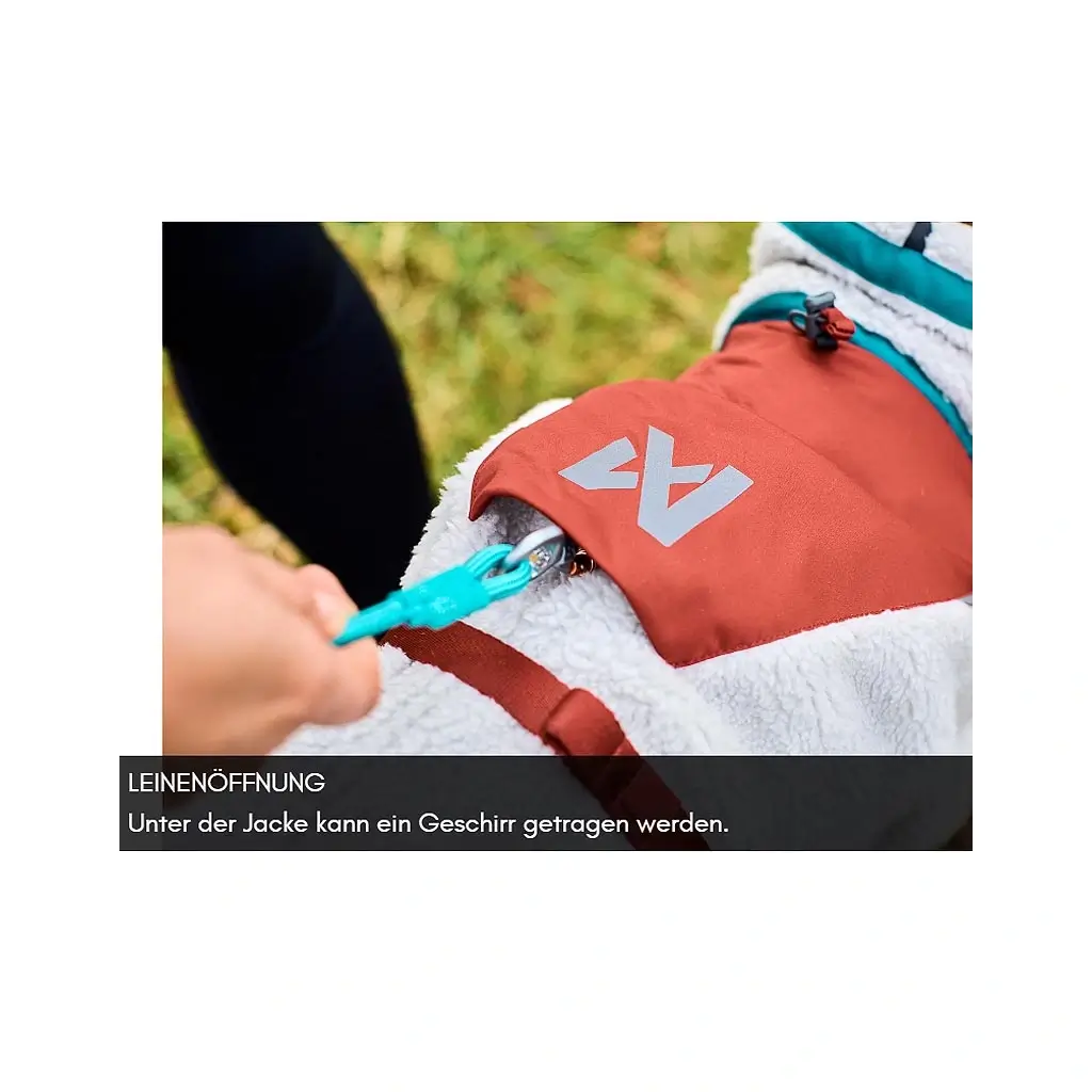 Detailansicht der Nonstop Trekking Fleece Jacke mit verstellbarem Brustgurt für sicheren Sitz.