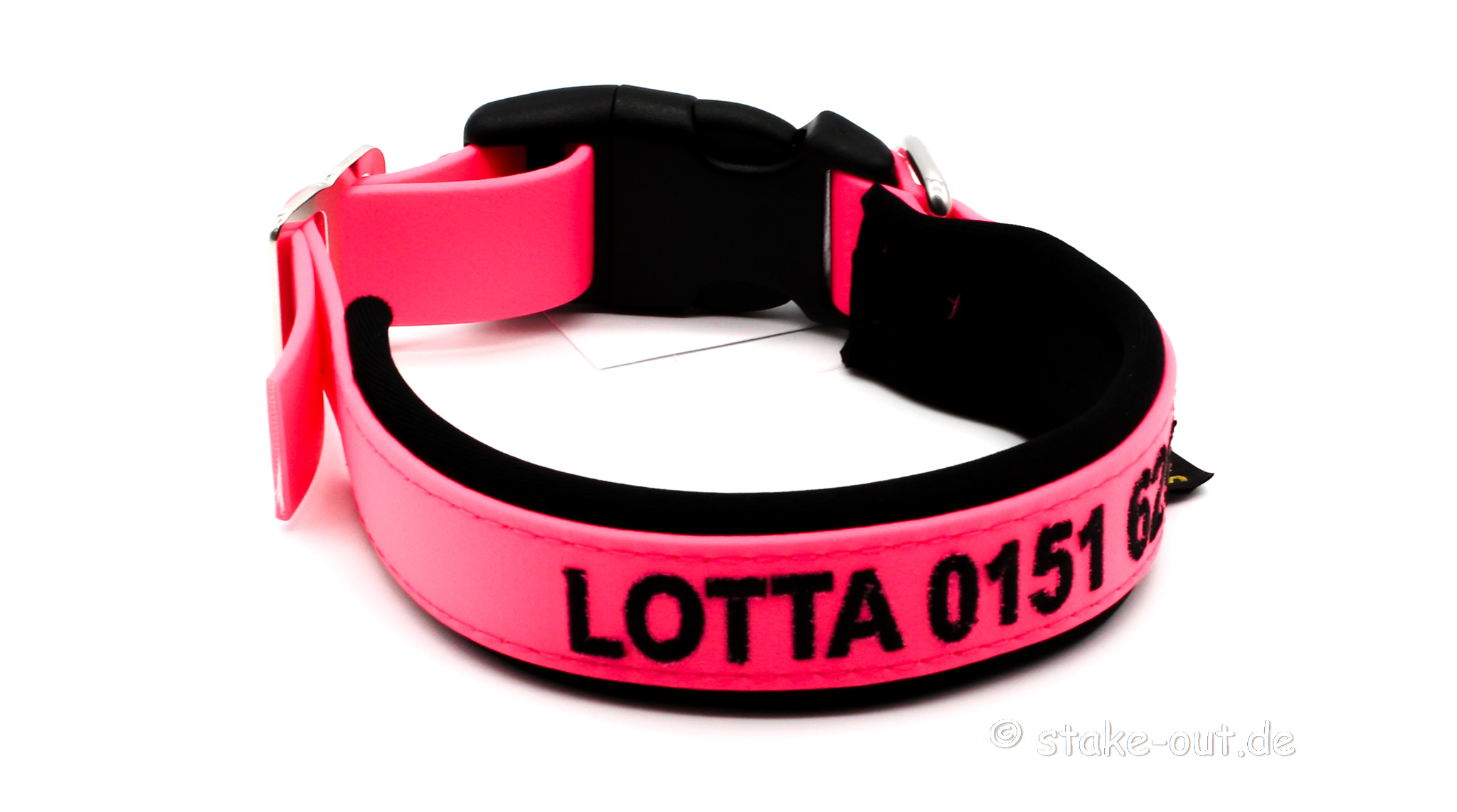 Besticktes Biothane-Hundehalsband in Pink/Schwarz mit Softshell-Polsterung und Klick-Steckschnalle