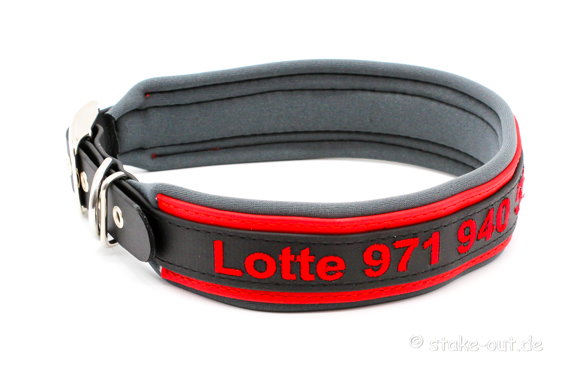 Besticktes Biothane-Hundehalsband in Schwarz/Grau mit Softshell-Polsterung und Gürtelschnalle
