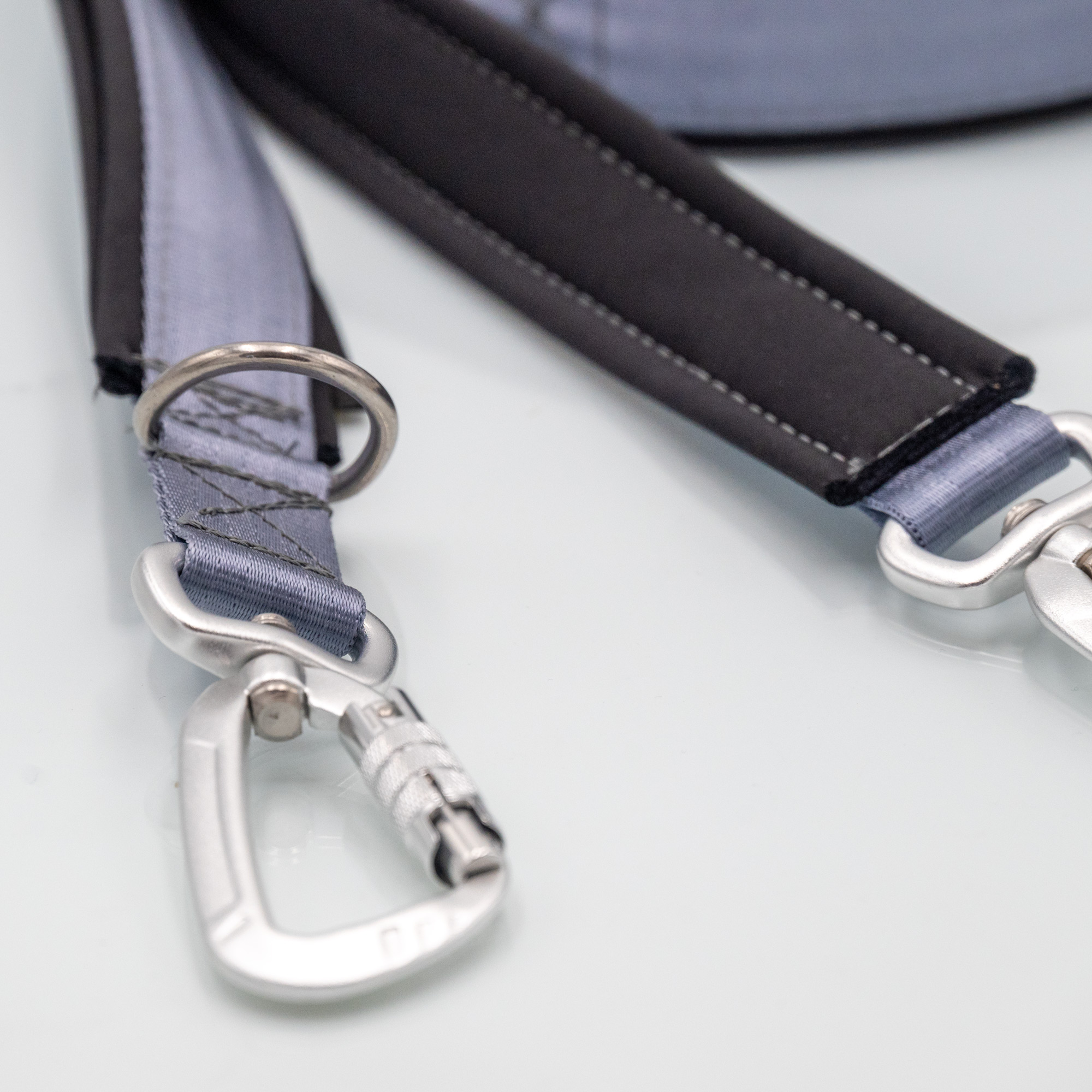 Detail: zwei Karabiner an der 3-fach verstellbaren Sicherheitsgurt-Führleine