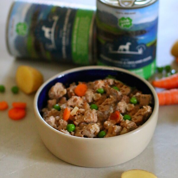 Serviervorschlag Irish Pure Nassfutter mit Atlantik-Lachs & Freiland-Huhn in Napf mit Gemüse